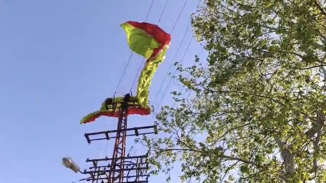 Osmaniye'de yamaç paraşütü pilotu iniş sırasında elektrik tellerine takıldı