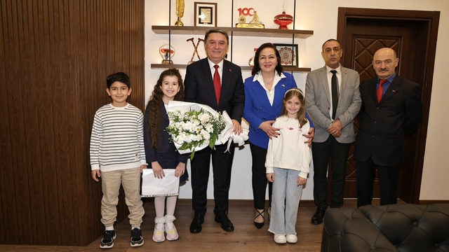 Belediye başkanı koltuğunu Mercan Su Uzun'a devretti