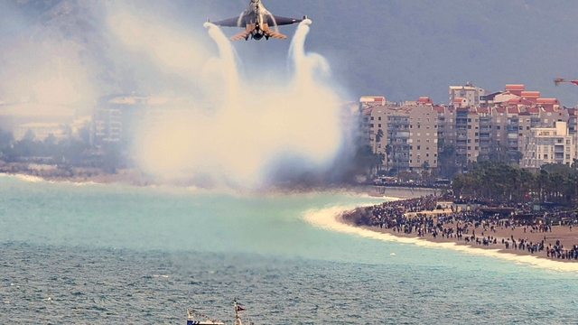 SOLOTÜRK Antalya'da nefes kesti: 23 Nisan kutlamalarında gökyüzü bayraklarla buluştu