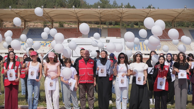 Mersin'de Kızılay gönüllüleri okul saldırısında hayatını kaybedenleri gökyüzüne balonlar bırakarak andı