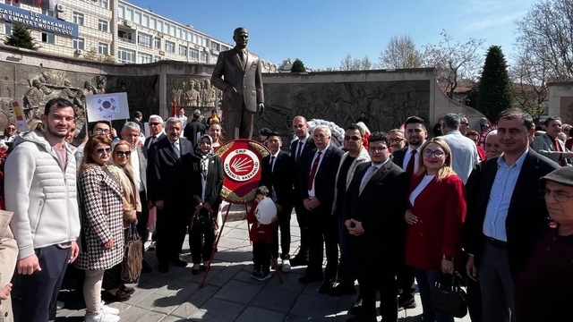 CHP Kayseri İl Başkanlığı, Atatürk Anıtı'na çelenk bıraktı