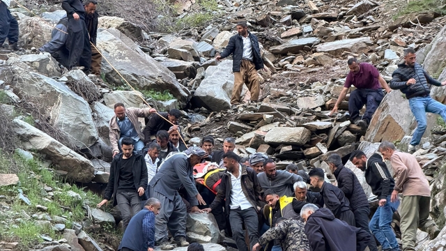 Pancar toplamaya gitti, kayalıklardan düşerek yaralandı
Şırnak'ta köylülerin halatlı kurtarma operasyonu yaklaşık 3 saat sürdü