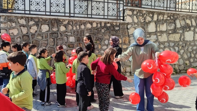 Çocuklar 23 Nisan'ı geleneksel oyunlarla kutladı