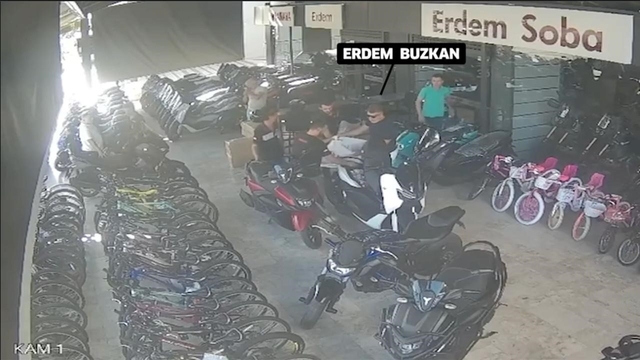 Manavgat önceki dönem belediye başkanı Sözen hakkında ifadelerde şok suçlamalar: Para alışverişi güvenlik kamerasında
Paranın motosikletle getirilip çantada Şükrü Sözen'e teslim edildiği anlar güvenlik kameralarına yansıdı