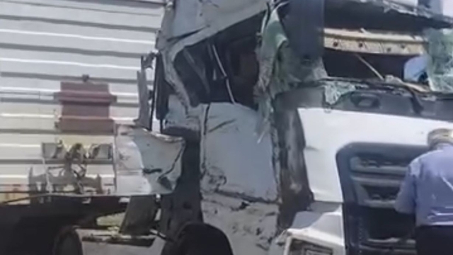 Malatya'da küçükbaş hayvan yüklü tır devrildi: 2 kişi yaralandı, 80 koyun telef oldu