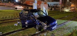 Tramvay yoluna giren otomobil direğe çarparak durabildi: 1 yaralı