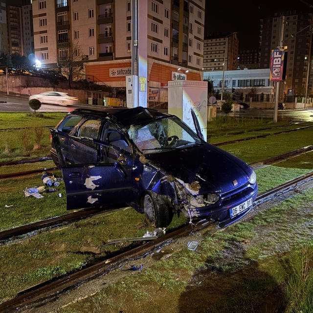 Tramvay yoluna giren otomobil direğe çarparak durabildi: 1 yaralı