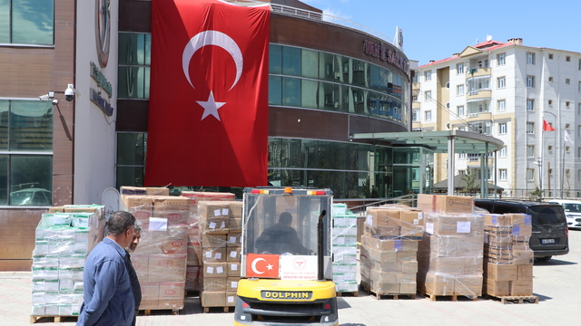 İran'a 6 yardım TIR'ı daha gönderildi