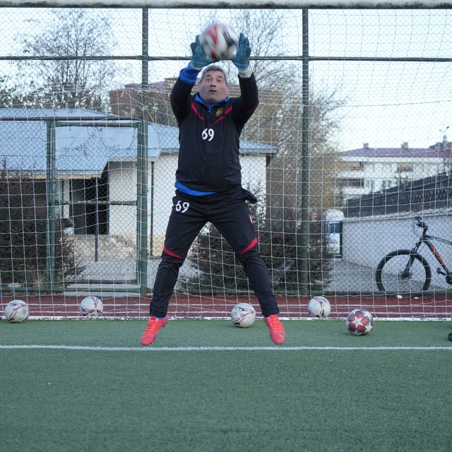 'Bayburt' müdür hem ismiyle hem de 40 yıllık futbol tutkusuyla dikkat çekiy...