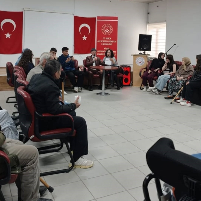 Bilecik'te öğrencilerden huzurevi buluşması