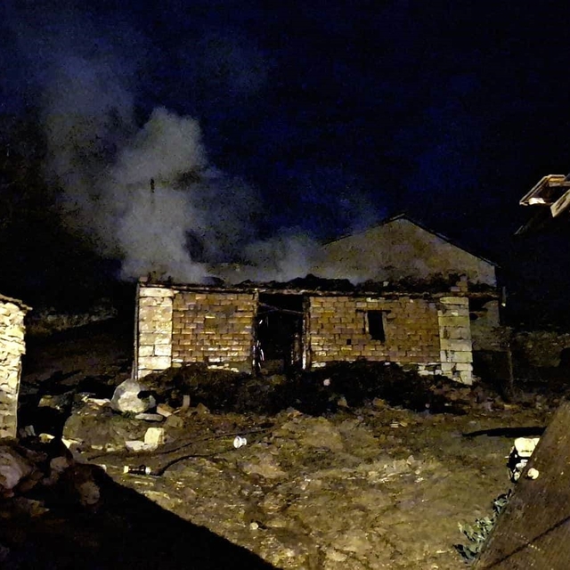 Emet'te samanlık ve ahır yangını korkuttu