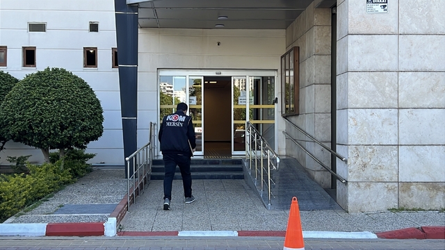 Belediyede işe gitmeyen personele 23 ay maaş ödenmiş: Tam 555 bin TL
Yenişehir Belediyesi'ne yönelik düzenlenen biri başkan yardımcısı 12 şüphelinin tutuklandığı operasyonda yurt dışına giden bir personele 23 ay süreyle de maaş olarak 555 bin TL ödendiği ortaya çıktı