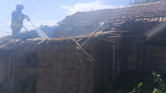 Kumlu'da müstakil ev yangını