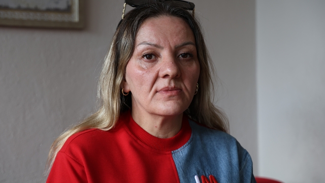 Diş ağrısı şikayetiyle gitti 25 dişinden oldu
Sivas'ta diş ağrısı şikayetiyle gittiği hastanede tanımadığı kişi tarafından özel diş kliniğine yönlendirilen kadının 25 dişi birden çekildi, ağzında hiç dişi kalmadı
Kadın, çenesine çakılan implantlar yüzünden birçok sağlık problemi yaşarken son 2 yılında sadece sıvı gıdalar tüketerek besleniyor
