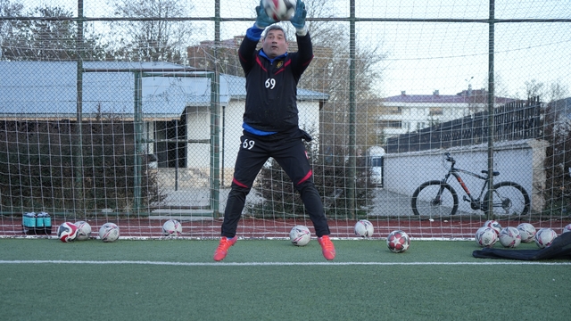 'Bayburt' müdür hem ismiyle hem de 40 yıllık futbol tutkusuyla dikkat çekiyor