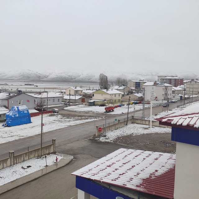 Bayburt'un köylerinde kar ve sis etkili oldu