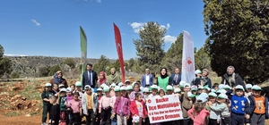 Bozkır'da minik öğrencilerden fidan dikme etkinliği