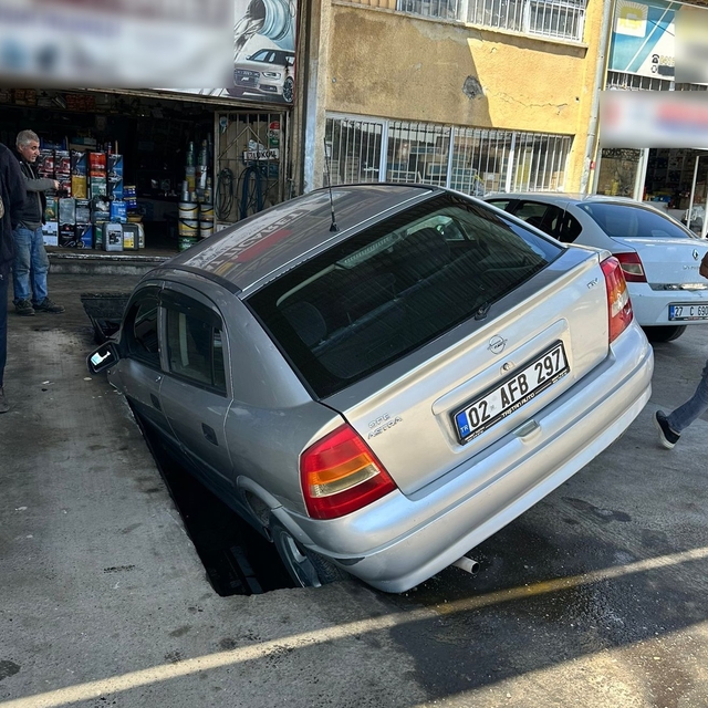 Otomobil bakım kanalına düştü