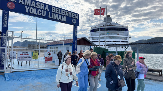 "Astoria Grande" kruvaziyeri 1060 yolcusuyla Amasra'ya geldi