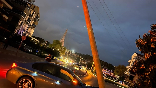 Aydınlatma direğine çarpan otomobilin sürücüsü yaralandı