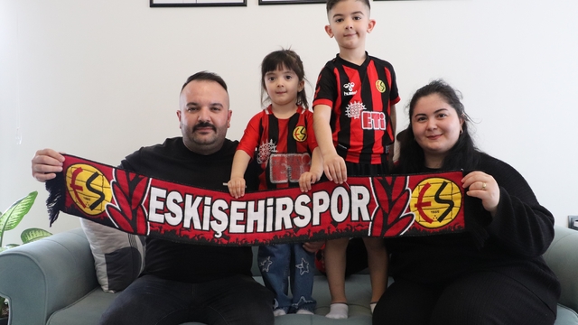 Biriktirdiği tüm parasını şampiyonluk için bağışladı
Minik Hüseyin Buğra'dan Eskişehirspor'a destek
Es-Es'in küçük kahramanı yaz için biriktirdiği parayı kulübe bağışladı
Küçük taraftar su tabancası yerine şampiyonluk istedi
5 yaşındaki Hüseyin Buğra: "Biriktirdiğim parayı şampiyonluk yolunda harcamak istedim"
Osman Er: "Oğlum 'Su tabancası önemli değil, şampiyonluk daha önemli' dedi"