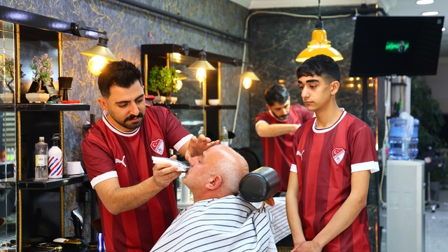 Play-off yolunda örnek hareket: Dükkanı bordo-beyaza boyadı, müşterilere forma dağıttı
Elazığlı esnaftan şampiyonluk kıvılcımı: Hem çalışanlar formalı hem müşterilere hediye
Şampiyonluk yolunda bordo-beyaz farkındalık: Tıraşa gelen müşterilere Elazığspor forması
Play-off'u garantileyen Elazığspor için kuaför salonu tek yürek oldu