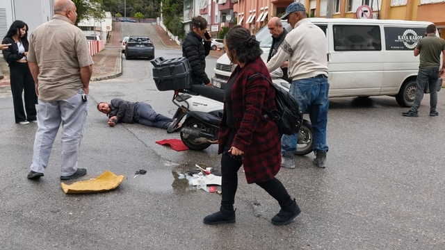 Manavgat'ta kamyonetle çarpışan motosikletin sürücüsü yaralandı