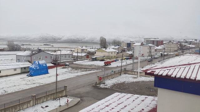 Bayburt'un köylerinde kar ve sis etkili oldu