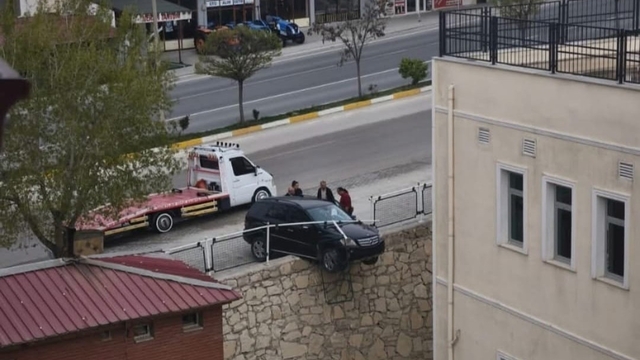 Kontrolden çıkan araç istinat duvarında asılı kaldı