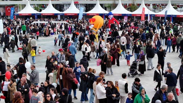 İzmit'te 23 Nisan'a uluslararası ilgi: Çocuklar bayram coşkusunu birlikte yaşıyor