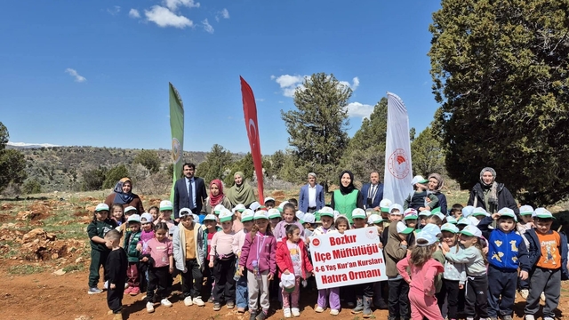 Bozkır'da minik öğrencilerden fidan dikme etkinliği