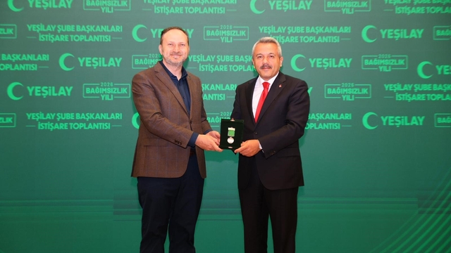 Rize Valisi Baydaş'a Yeşilay'dan 'Bağımsızlık Neferleri Üstün Hizmet Madalyası'