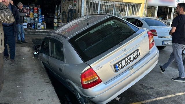 Otomobil bakım kanalına düştü