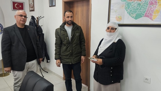 Muş'ta yolda bulunan cüzdan sahibine ulaştırıldı