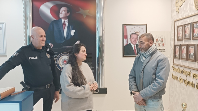Hurda toplarken bulduğu para ve çeklerin olduğu çantayı sahibine teslim etti