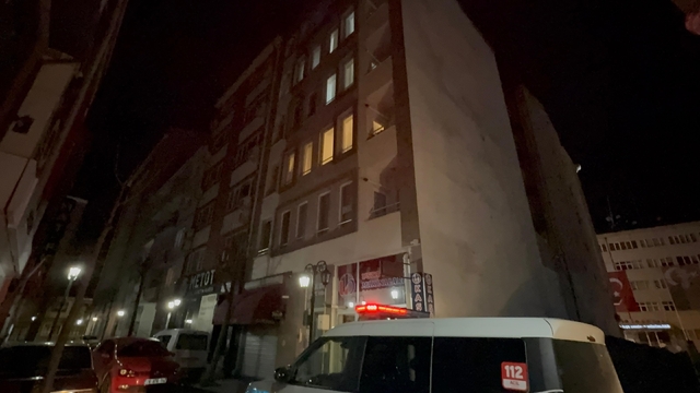 Evinde ölü bulunan 84 yaşındaki kadın için inceleme kararı
Belediye tabibinin ölümü şüpheli bulması üzerine cenaze, kesin ölüm sebebinin belirlenmesi için hastane morguna kaldırıldı