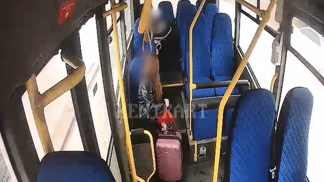 Otobüsü ambulansa çevirdi, bayılan öğrenciyi hastaneye taşıdı
Şoförden duygulandıran hareket
