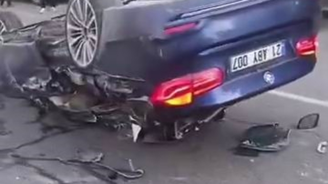 Diyarbakır'da zincirleme kaza: Bir araç takla attı, 2 kişi yaralandı