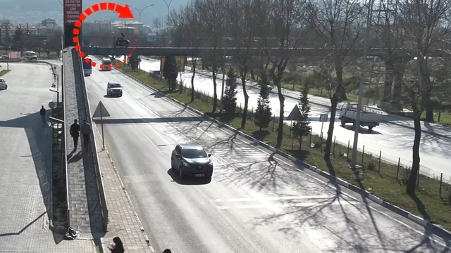 Kütahya İl Emniyet Müdürlüğü'nden motosiklet sürücülerine yaya üst geçidi uyarısı