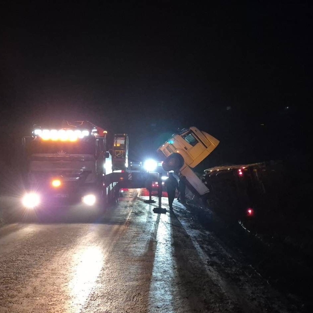 Bilecik'te devrilen tır trafiği olumsuz etkiledi