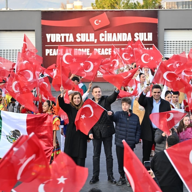 Balıkesir'de 9 ülkenin çocukları aynı sahnede buluştu