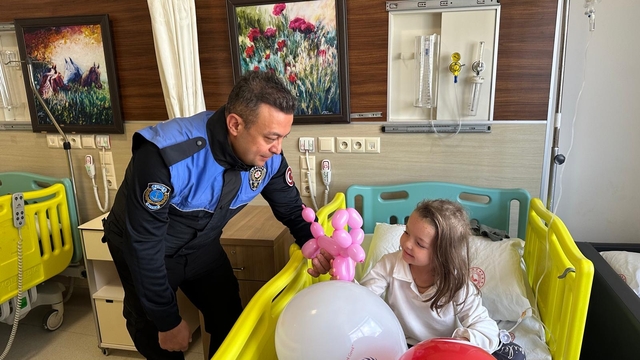 Anamur'da polis hastanede tedavi gören çocukları ziyaret etti