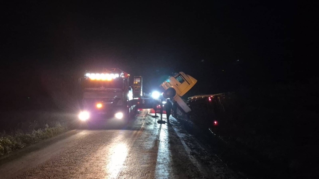 Bilecik'te devrilen tır trafiği olumsuz etkiledi
