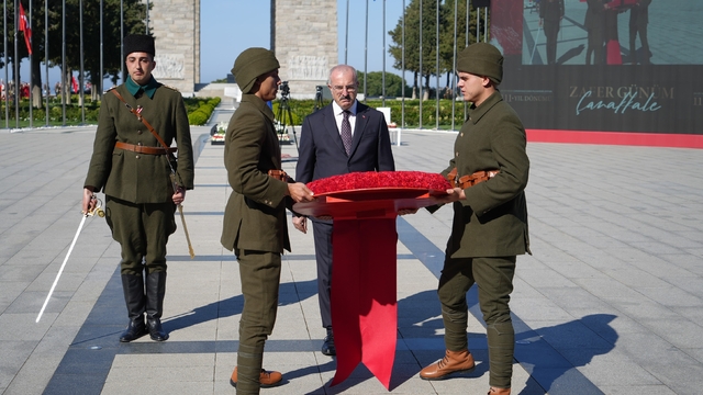 Çanakkale Kara Savaşları'nın 111. yıl dönümü etkinlikleri Şehitler Abidesi'nde törenle başladı
Vali Toraman: "Çanakkale'de ortaya çıkan bu ortak hafıza bizlere, farklılıklarımıza rağmen bir arada yaşamanın, diyalog kurmanın ve ortak değerlerde buluşmanın mümkün olduğunu açıkça göstermektedir"
Tarihi Alan Başkanı Kaşdemir: "Çanakkale; ne denizden ne karadan ne havadan ne de deniz altından geçilememiştir"