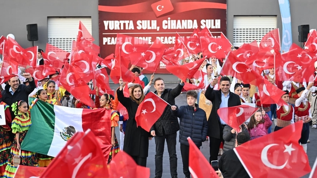 Balıkesir'de 9 ülkenin çocukları aynı sahnede buluştu