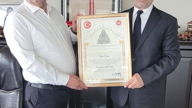 Cami yaptıran hayırsever iş insanlarına takdir belgesi takdim edildi