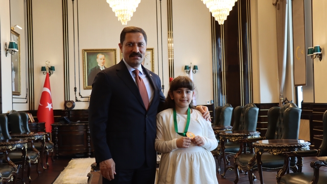 Hatay Valisi Masatlı, Uluslararası İngilizce Olimpiyatı'nda 3'üncü olan şehit kızını ağırladı