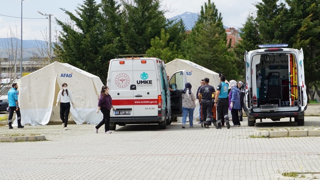 Tatbikat için canlı canlı tabuta girdi
Tatbikatta senaryo gereği ölen görevliyi tabuta koyup taşıdılar