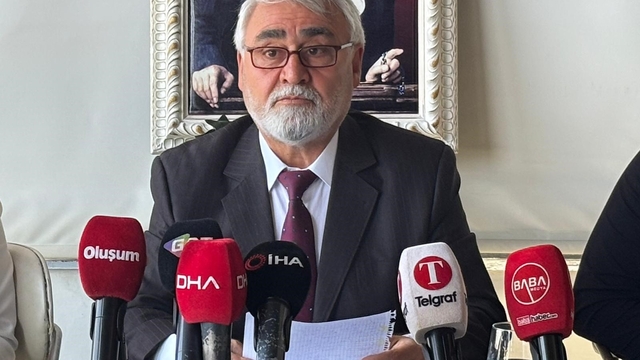 CHP Şehitkamil İlçe Başkanı Hurşit Yıldırım, sert sözlerle istifa etti
İstifa eden Hurşit Yıldırım: "Umut Yılmaz'a yapılanlar bana da yapıldı"
"Cumhuriyet Halk Partisi ilçe başkanlığı görevimden istifa ediyorum"
"Benim için 'bu adam ölecek, oy vermeyin' dediler"
"Mehter Marşı da bizim vazgeçilmezimiz"