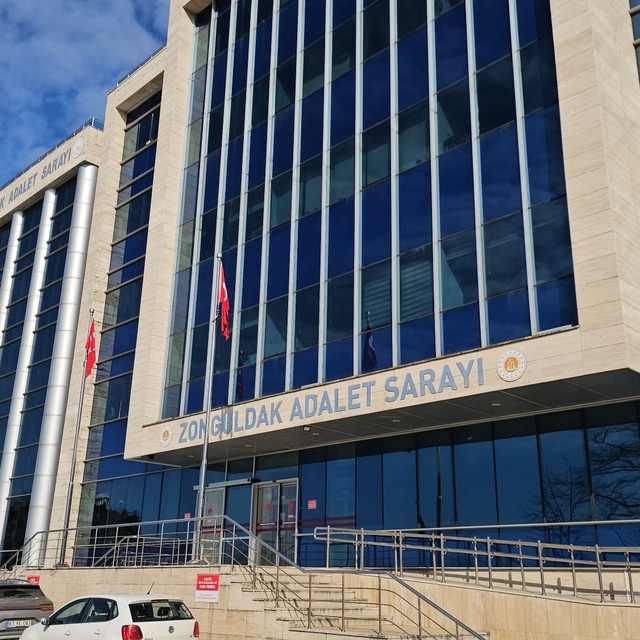 Banyo duvarını delip gizli kamerayla komşusu ve kızlarını kayda alan şüphel...